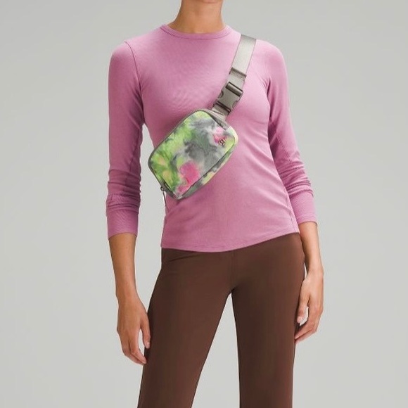 LULULEMON EVERYWHERE BELT BAG IN HYPER DYE MULTI/ROVER - Picture 5 of 12